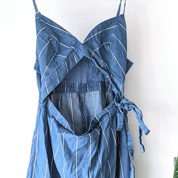 Forever 21 Cutout Faux Wrap Dress - Picture 2 of 7